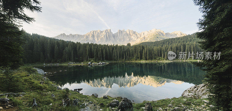 在Dolomites湖的风景全景di Carezza